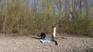 Bir erkek ve bir kadın doğada piknik yaptılar. Doğada aktif eğlence..