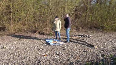 Bir erkek ve bir kadın doğada piknik yaptılar. Doğada aktif eğlence..