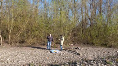 Bir erkek ve bir kadın doğada piknik yaptılar. Doğada aktif eğlence..