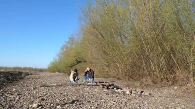 Bir erkek ve bir kadın doğada piknik yaptılar. Doğada aktif eğlence..