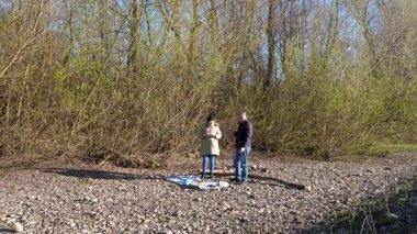 Bir erkek ve bir kadın doğada piknik yaptılar. Doğada aktif eğlence..