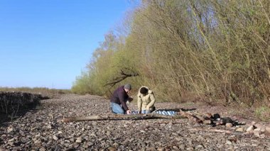 Bir erkek ve bir kadın doğada piknik yaptılar. Doğada aktif eğlence..