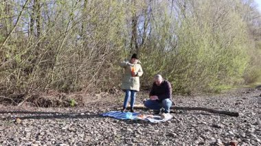 Bir erkek ve bir kadın doğada piknik yaptılar. Doğada aktif eğlence..