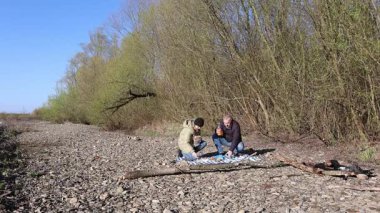 Bir erkek ve bir kadın doğada piknik yaptılar. Doğada aktif eğlence..