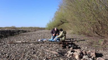 Bir erkek ve bir kadın doğada piknik yaptılar. Doğada aktif eğlence..