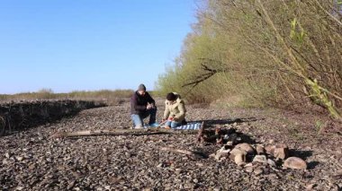 Bir erkek ve bir kadın doğada piknik yaptılar. Doğada aktif eğlence..