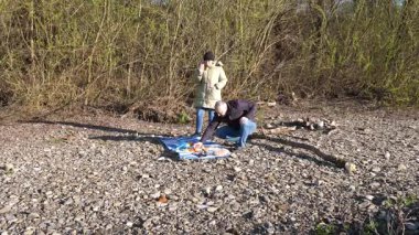 Bir erkek ve bir kadın doğada piknik yaptılar. Doğada aktif eğlence..