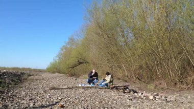 Bir erkek ve bir kadın doğada piknik yaptılar. Doğada aktif eğlence..