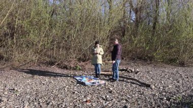 Bir erkek ve bir kadın doğada piknik yaptılar. Doğada aktif eğlence..