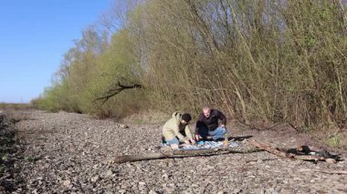 Bir erkek ve bir kadın doğada piknik yaptılar. Doğada aktif eğlence..