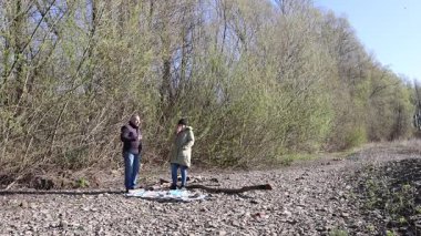 Bir erkek ve bir kadın doğada piknik yaptılar. Doğada aktif eğlence..