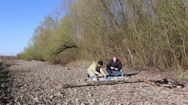 Bir erkek ve bir kadın doğada piknik yaptılar. Doğada aktif eğlence..