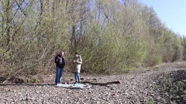 Bir erkek ve bir kadın doğada piknik yaptılar. Doğada aktif eğlence..