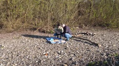 Bir erkek ve bir kadın doğada piknik yaptılar. Doğada aktif eğlence..