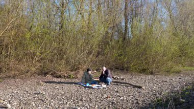 Bir erkek ve bir kadın doğada piknik yaptılar. Doğada aktif eğlence..