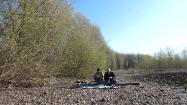 Bir erkek ve bir kadın doğada piknik yaptılar. Doğada aktif eğlence..