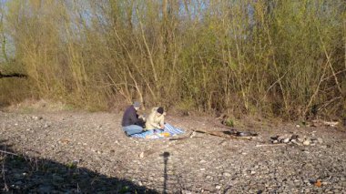 Bir erkek ve bir kadın doğada piknik yaptılar. Doğada aktif eğlence..