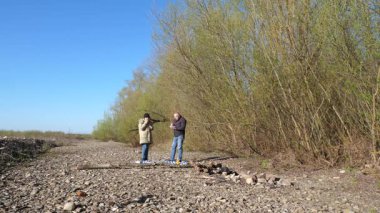 Bir erkek ve bir kadın doğada piknik yaptılar. Doğada aktif eğlence..