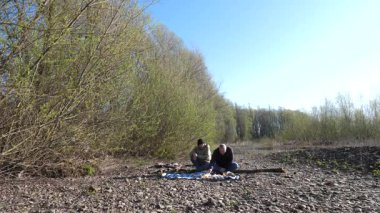 Bir erkek ve bir kadın doğada piknik yaptılar. Doğada aktif eğlence..