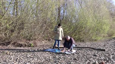 Bir erkek ve bir kadın doğada piknik yaptılar. Doğada aktif eğlence..