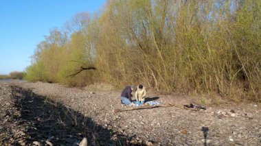 Bir erkek ve bir kadın doğada piknik yaptılar. Doğada aktif eğlence..