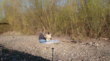 Bir erkek ve bir kadın doğada piknik yaptılar. Doğada aktif eğlence..