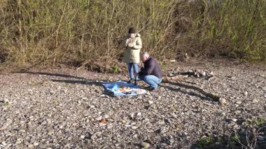 Bir erkek ve bir kadın doğada piknik yaptılar. Doğada aktif eğlence..