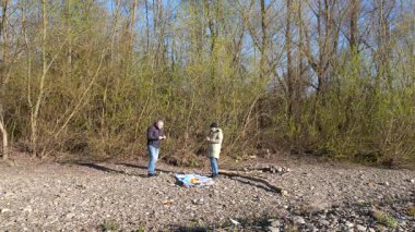 Bir erkek ve bir kadın doğada piknik yaptılar. Doğada aktif eğlence..