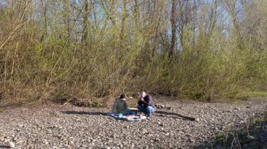 Bir erkek ve bir kadın doğada piknik yaptılar. Doğada aktif eğlence..