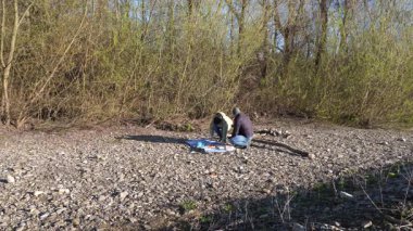 Bir erkek ve bir kadın doğada piknik yaptılar. Doğada aktif eğlence..
