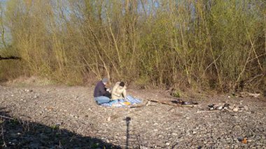 Bir erkek ve bir kadın doğada piknik yaptılar. Doğada aktif eğlence..