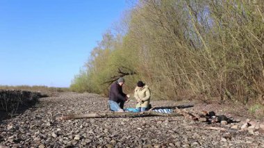 Bir erkek ve bir kadın doğada piknik yaptılar. Doğada aktif eğlence..