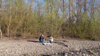 Bir erkek ve bir kadın doğada piknik yaptılar. Doğada aktif eğlence..