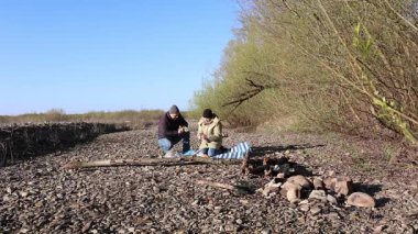Bir erkek ve bir kadın doğada piknik yaptılar. Doğada aktif eğlence..