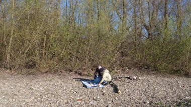 Bir erkek ve bir kadın doğada piknik yaptılar. Doğada aktif eğlence..