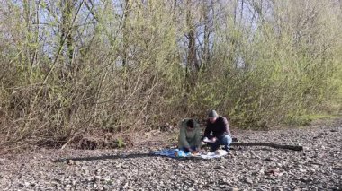 Bir erkek ve bir kadın doğada piknik yaptılar. Doğada aktif eğlence..