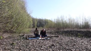 Bir erkek ve bir kadın doğada piknik yaptılar. Doğada aktif eğlence..
