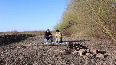 Bir erkek ve bir kadın doğada piknik yaptılar. Doğada aktif eğlence..