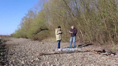 Bir erkek ve bir kadın doğada piknik yaptılar. Doğada aktif eğlence..