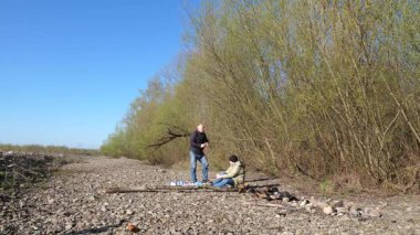 Bir erkek ve bir kadın doğada piknik yaptılar. Doğada aktif eğlence..