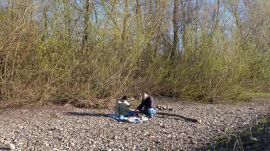 Bir erkek ve bir kadın doğada piknik yaptılar. Doğada aktif eğlence..