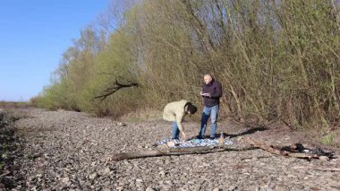 Bir erkek ve bir kadın doğada piknik yaptılar. Doğada aktif eğlence..