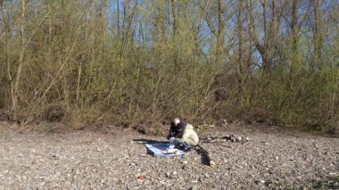 Bir erkek ve bir kadın doğada piknik yaptılar. Doğada aktif eğlence..