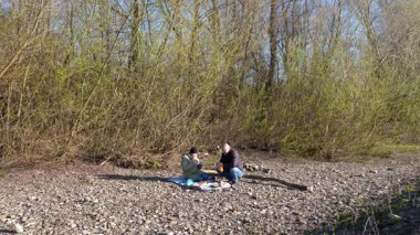 Bir erkek ve bir kadın doğada piknik yaptılar. Doğada aktif eğlence..