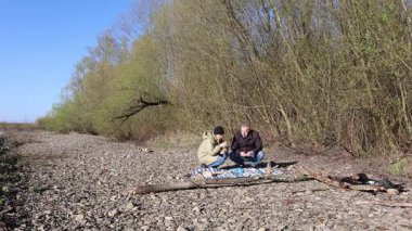 Bir erkek ve bir kadın doğada piknik yaptılar. Doğada aktif eğlence..