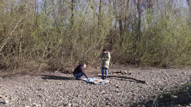 Bir erkek ve bir kadın doğada piknik yaptılar. Doğada aktif eğlence..