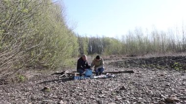 Bir erkek ve bir kadın doğada piknik yaptılar. Doğada aktif eğlence..