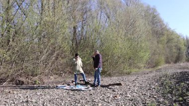 Bir erkek ve bir kadın doğada piknik yaptılar. Doğada aktif eğlence..