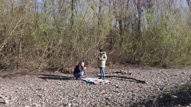 Bir erkek ve bir kadın doğada piknik yaptılar. Doğada aktif eğlence..