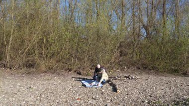 Bir erkek ve bir kadın doğada piknik yaptılar. Doğada aktif eğlence..